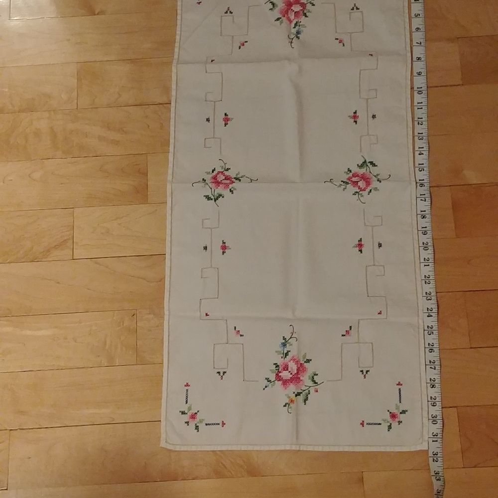 2 large vintage hand embroidered Doilies table runners - Picture 4 of 4